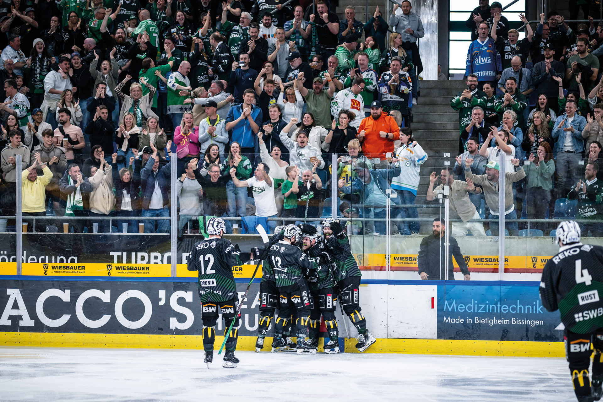 Bietigheim-Steelers---Jubel-Fans